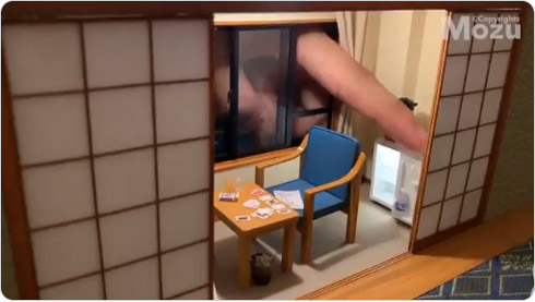 こびとの旅館　指で冷蔵庫を開けるところ