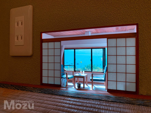 窓の外に魚が泳ぐこびとの旅館