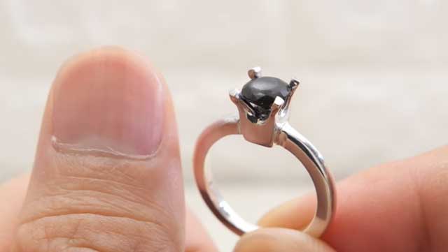 1年かけて集めた「爪」で婚約指輪を作る → 理解を超えた作品に困惑と「吉良吉影」の声が上がる