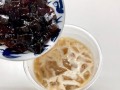 セブン-イレブンの食材で作る「わらび餅ドリンク」がぷるもちうまい！　黒糖わらび＋アイスカフェラテ＝ひんやり和スイーツ