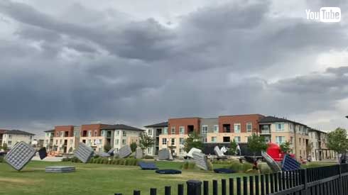 マットレス 強風 吹き飛ぶ宙 舞う 映像 YouTube