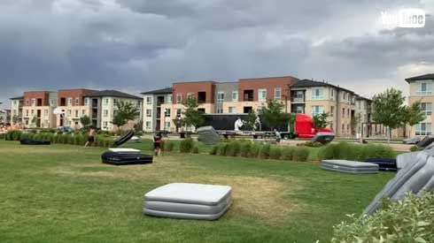 マットレス 強風 吹き飛ぶ宙 舞う 映像 YouTube