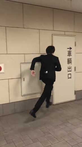 弟 バイオハザード 3 動き ものまね 壁 ぶつかる ラジコン操作 喪服