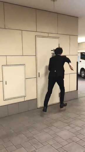 弟 バイオハザード 3 動き ものまね 壁 ぶつかる ラジコン操作 喪服