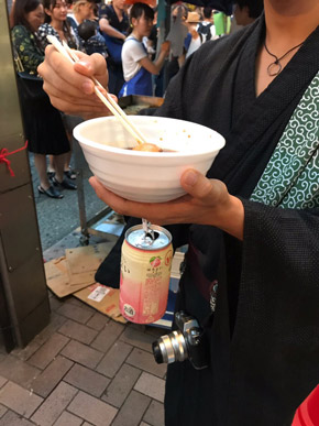 プルタブフックで食事をするとき