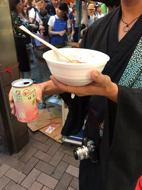 プルタブフックで飲み物を飲むとき