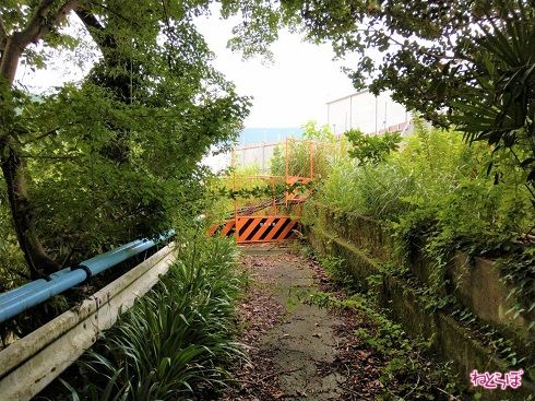 無慈悲なバリケード。道路は路面が崩壊していました