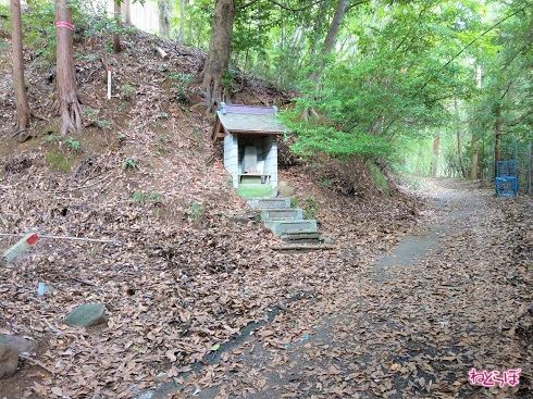 道の脇にはほこらが。