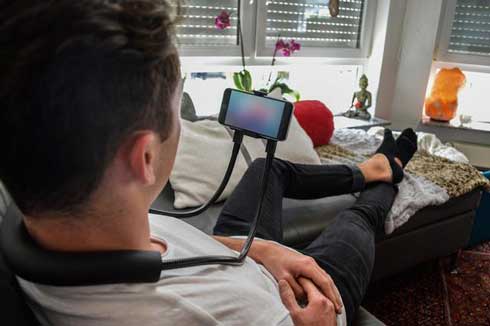 人をダメにする スマホホルダー FLEXD-SMART Makuake クラウドファンディング