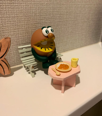 カレーをもたらされるキウイブラザーズの様子