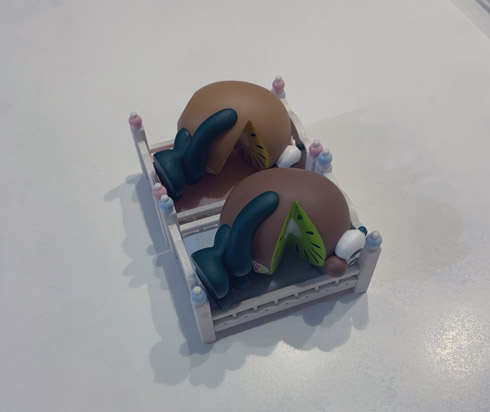 ベッドに横たわるキウイブラザーズ