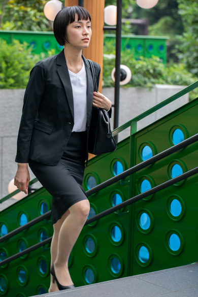 レディースワークスカートを着る女性