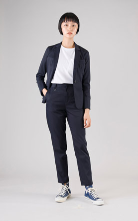 パンツとのセットアップを着る女性