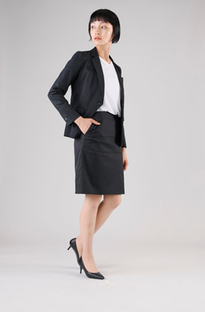 レディースワークスカートを着る女性