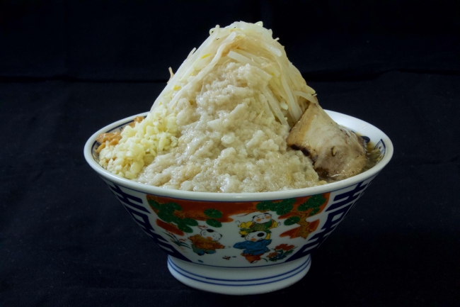 このラーメンは俺たちを殺しにかかっている……!?　背脂がこぼれ落ちそうな「ストロングラーメン」のビジュアルがもはや暴力