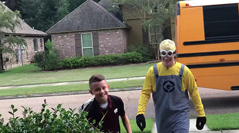 ウォーリーやミニオンに日替わり仮装　兄の奇抜すぎるお迎え姿が話題に