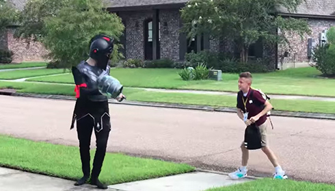 ウォーリーやミニオンに日替わり仮装　兄の奇抜すぎるお迎え姿が話題に