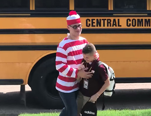 ウォーリーやミニオンに日替わり仮装　兄の奇抜すぎるお迎え姿が話題に