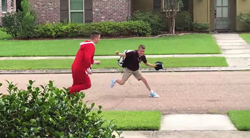 ウォーリーやミニオンに日替わり仮装　兄の奇抜すぎるお迎え姿が話題に