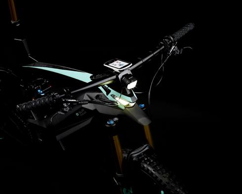 「Rally」「Adventure」グレードには内蔵式ヘッドライトを搭載