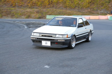 部品 流用 クルマ