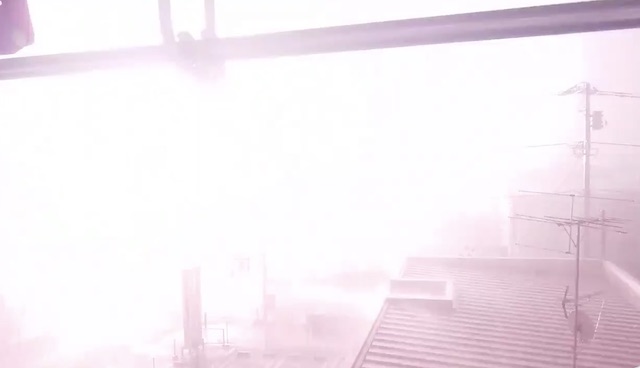 落雷 → 停電の瞬間を捉えた動画　街が一瞬で暗闇に包まれる様子が恐ろしい