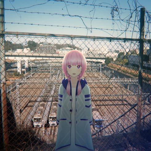 フェンスの前で