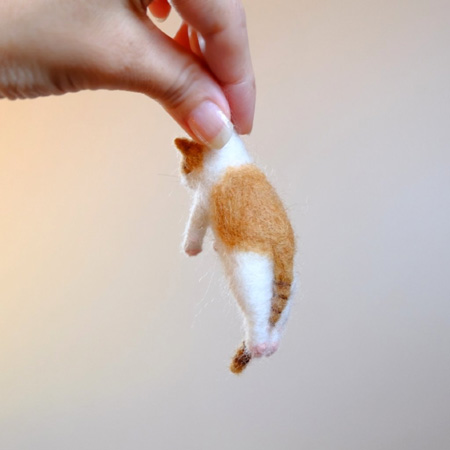  つままれるねこカプセルトイ原型2