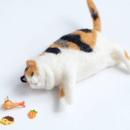 寝ころぶ三毛猫