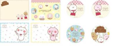 （左）クリアランチョンマット（ランダム4種）／事前予約者限定カフェ利用特典、コースター（ランダム4種）／ドリンク注文特典