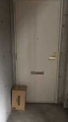 Amazon 置き配 あやうく閉じ込められる 体験談 玄関前 荷物 置き場所 ドア