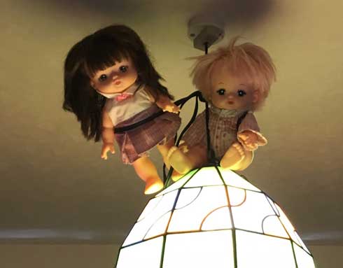 部屋 人形 飾る 天井 証明 住み着いている 部屋 失敗 ホラー 怖い チャッキー アナベル