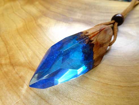 木 ウッド レジン アクセサリー 美しい クリスタル 魔力 ハンドメイド 氷の棺 空のおなか屋