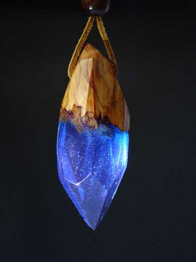 木 ウッド レジン アクセサリー 美しい クリスタル 魔力 ハンドメイド 氷の棺 空のおなか屋