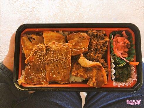 8時前の小田原駅はあまりお店が開いていなかったので、朝ごはんには駅弁を食べました