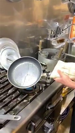 油が少しひかれたフライパン