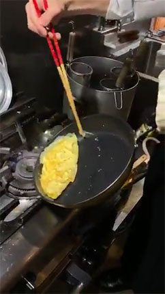 卵を寄せる様子