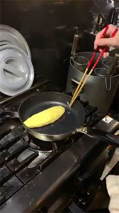 フライパンを火に当てている様子