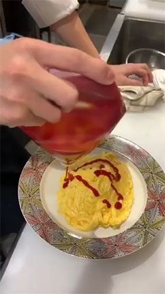 ケチャップでハートを書いているところ