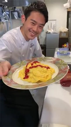 オムライスを差し出すステキなシェフ