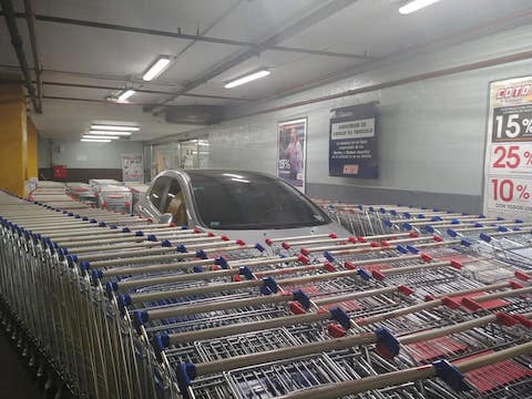 海外 スーパーマーケット 駐車場 カート クルマ お仕置き 店員 激怒