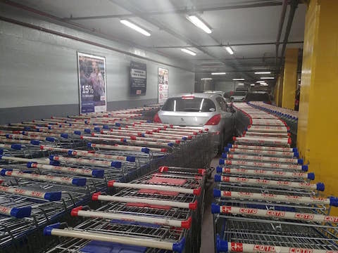 海外 スーパーマーケット 駐車場 カート クルマ お仕置き 店員 激怒
