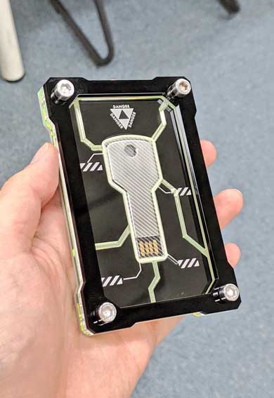 鍵型 USB メモリー 悪の組織から狙われている最重要アイテム風にするケース 自作 中二 ヒーロー