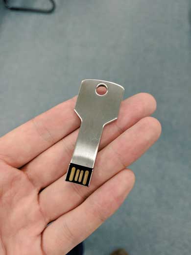 鍵型 USB メモリー 悪の組織から狙われている最重要アイテム風にするケース 自作 中二 ヒーロー