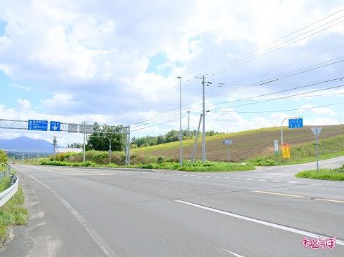旭川から富良野方向へ、ジェットコースターの路の入口を望む