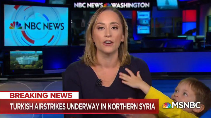 アメリカでニュース速報中に幼児が乱入　アナウンサーにじゃれつくハプニング