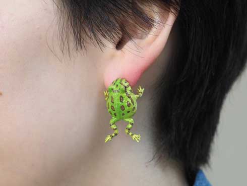 耳を噛む かじる カエル アクセ イヤーカフ ベルツノガエル ハンドメイド