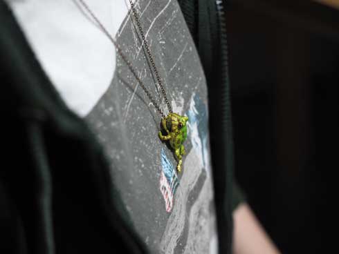 耳を噛む かじる カエル アクセ イヤーカフ ベルツノガエル ハンドメイド