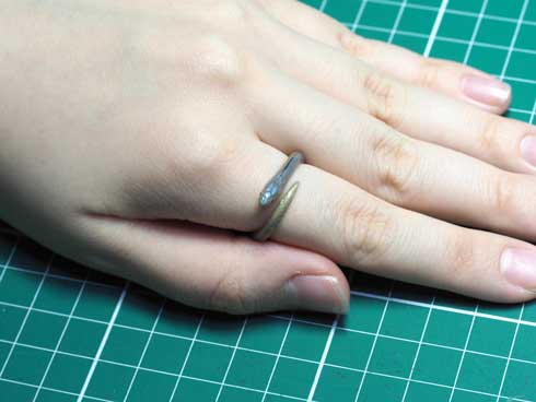 耳を噛む かじる カエル アクセ イヤーカフ ベルツノガエル ハンドメイド