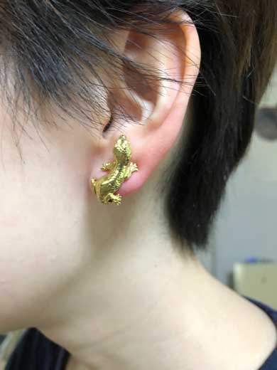 耳を噛む かじる カエル アクセ イヤーカフ ベルツノガエル ハンドメイド